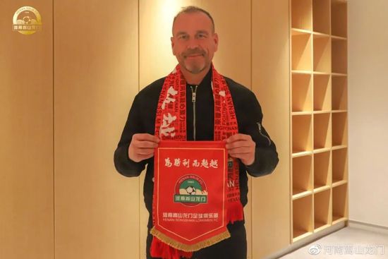 国米在8月份曾经接近以400万欧租借费＋1800万欧的买断费签下萨马尔季奇，但最终交易告吹，目前萨马尔季奇在本赛季已经为乌迪内斯出场16次，贡献2球2助攻，表现并没有过去那么亮眼，但那不勒斯依旧想要引进他。